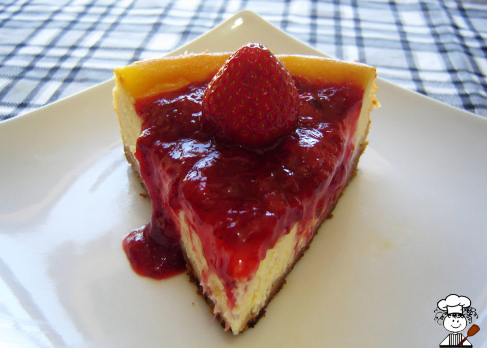 cheesecake com calda de morango