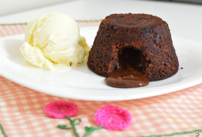 Petit gâteau de chocolate com sorvete de creme