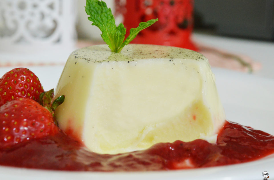 panna cotta com calda de morango