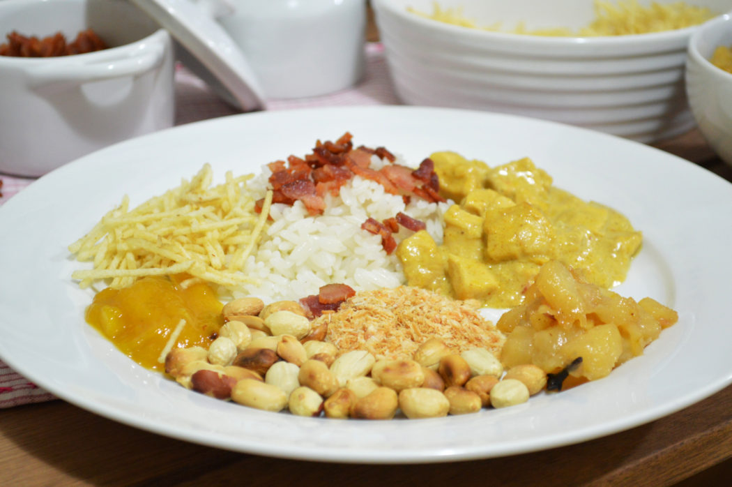 frango ao curry com amendoim, bacon, coco, batata palha